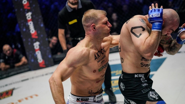 Totální válka v KSW. Bojovníci se po prvním kole odplazili do rohů po čtyřech