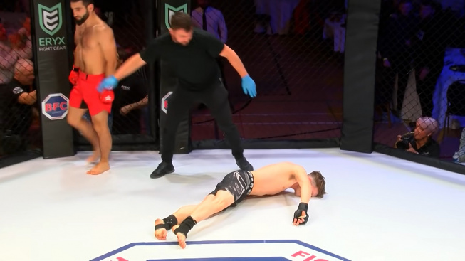 MMA bojovník porušil nepsaný zákon a byl za to okamžitě potrestán senzačním KO