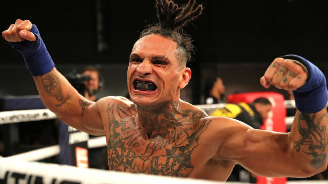 Provokovat na internetu se nevyplácí. Bojovník si dojel pro trolla až domů a jednu mu natáhl