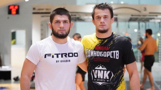 Khabibův neporažený bratranec je prý ve vazbě, cestou na letiště měl autem zranit policistu