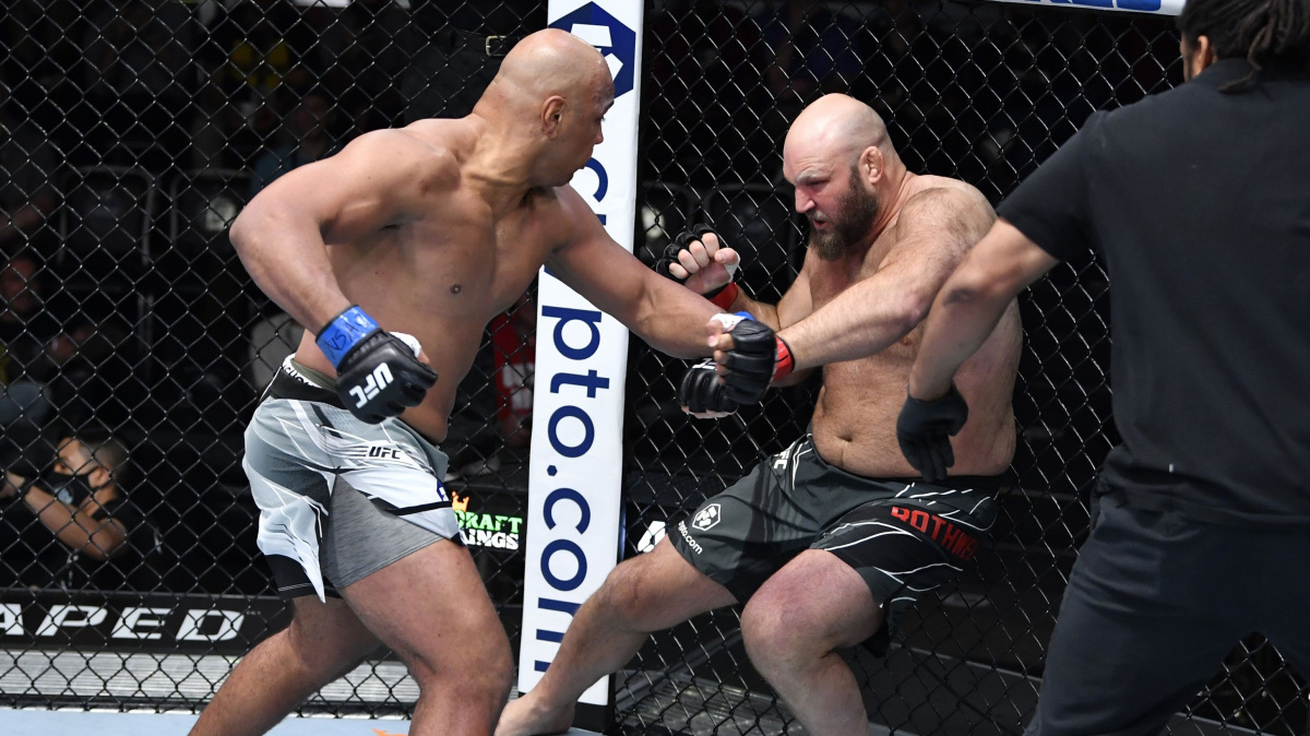 Obr z Wisconsinu schytal rychlé TKO. Blíží se jeho konec v UFC?