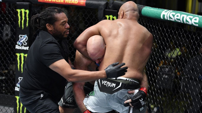 "Musí se přestat dotýkat bojovníků!" kritizuje šéf UFC slavného rozhodčího