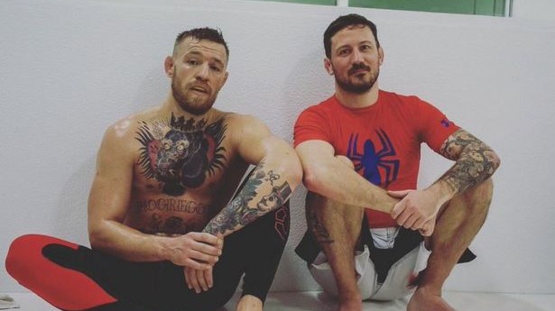 McGregor se nečekaně objevil na tréninku MMA. Je to tunová gorilla, smál se pošramocený trenér