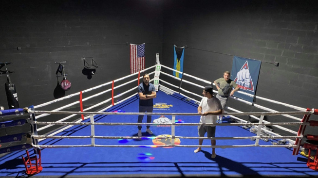 Nový bojový sport? Americká organizace láká na trojúhelníkový ring a souboje MMA zápasníků s boxery