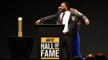 Rashad Evans během slavnostního uvedení do Síně slávy UFC