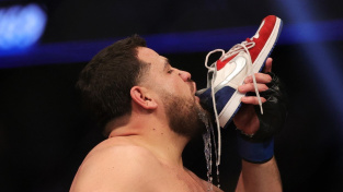 Tuivasa knockoutoval soupeře a oslavil to pivem z boty na ex