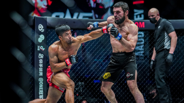 Video: ONE přineslo spoustu rychlých KO, neporažený Dagestánec pokračuje ve vítězném tažení