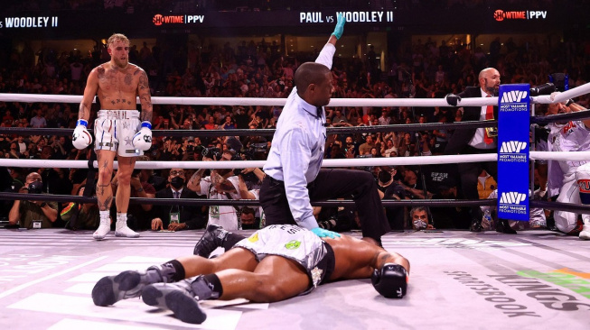 Youtuber Paul boxovat umí, ex-šampiona UFC tentokrát poslal k zemi brutálním KO