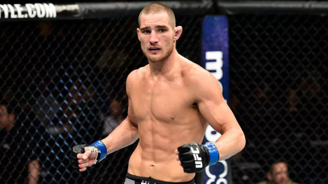 Blázen Strickland si do tělocvičny pozval fanouška, při sparringu ho pak poslal k zemi