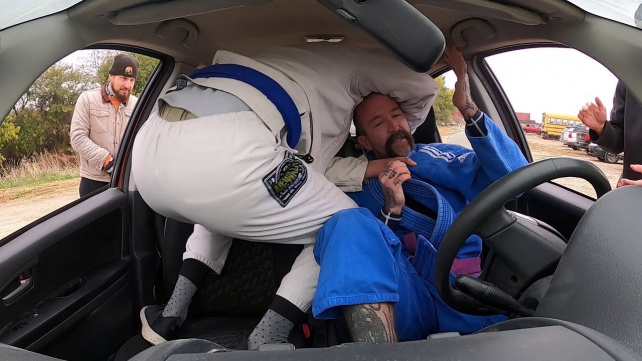 Nový bojový sport na obzoru: Jiu-jitsu v autě aneb uškrťte soupeře bezpečnostním pásem