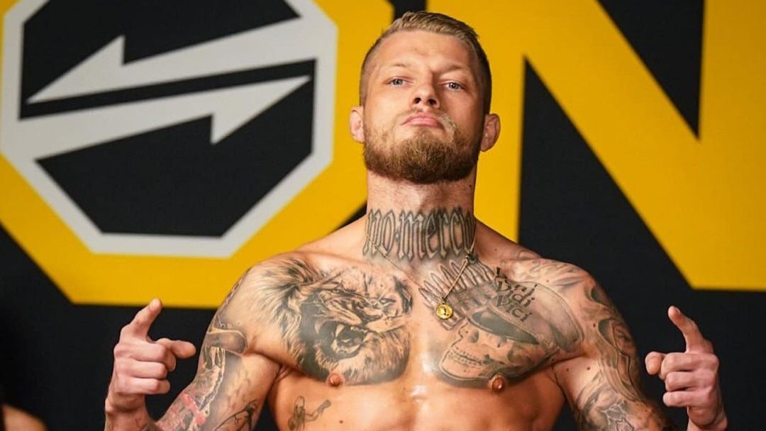 Tetování Hitlera jej stálo zápas v Oktagonu, teď si chce svého „dědu“ nechat odstranit