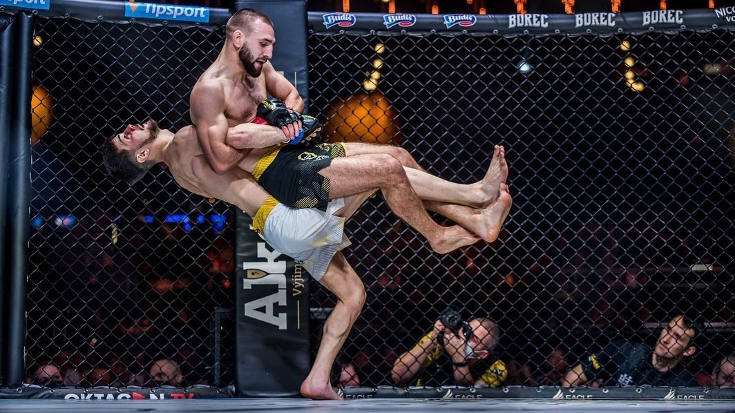 Sebevědomý Gruzínec se vysmívá Buchingerovi a chce zruinovat kariéry mladých talentů