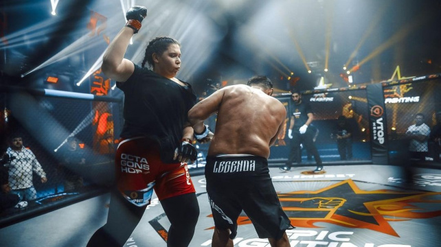 V Rusku se děly věci. Muž se střetl s dvakrát těžší ženou, rozhodčí musel odrážet útoky jejího trenéra