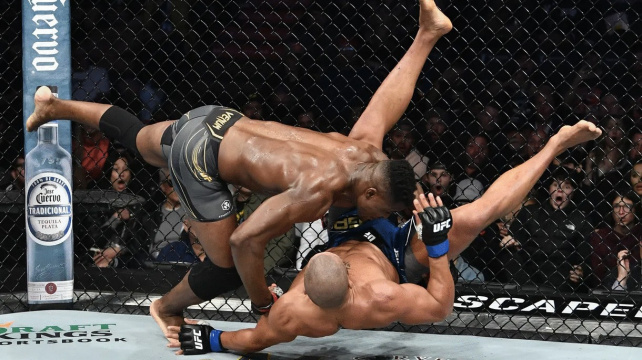 KO nepřišlo, šampion Ngannou ale překvapil. Jon Jones z jeho výkonu přesto nadšený nebyl