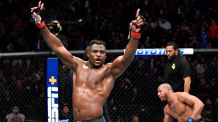 Respekt! Francis Ngannou prozradil, s jakými zraněními šel do boje. Co říká na souboj s Jonesem?