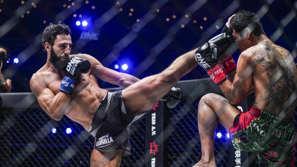 Thajec Nattawut neměl šanci, šel dvakrát k zemi a dál raději nepokračoval. Kdo se s fenomenálním Allazovem utká ve finále?