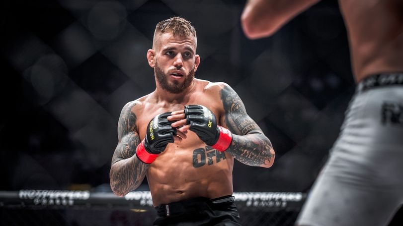 VIDEO: Tomáš Deák veze z Čečenska výhru, domácí bojovník mu skočil do pasti