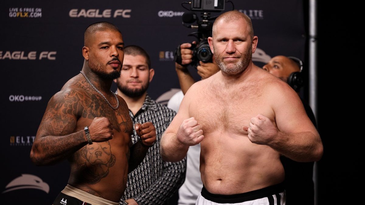 Ruský „medvěd“ Kharitonov nedal kickboxerovi Spongovi žádnou šanci a vyhrál na TKO