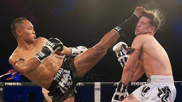 Král thajského boxu Saenchai si připsal už 318. vítězství, soupeře zničil perfektním kopem