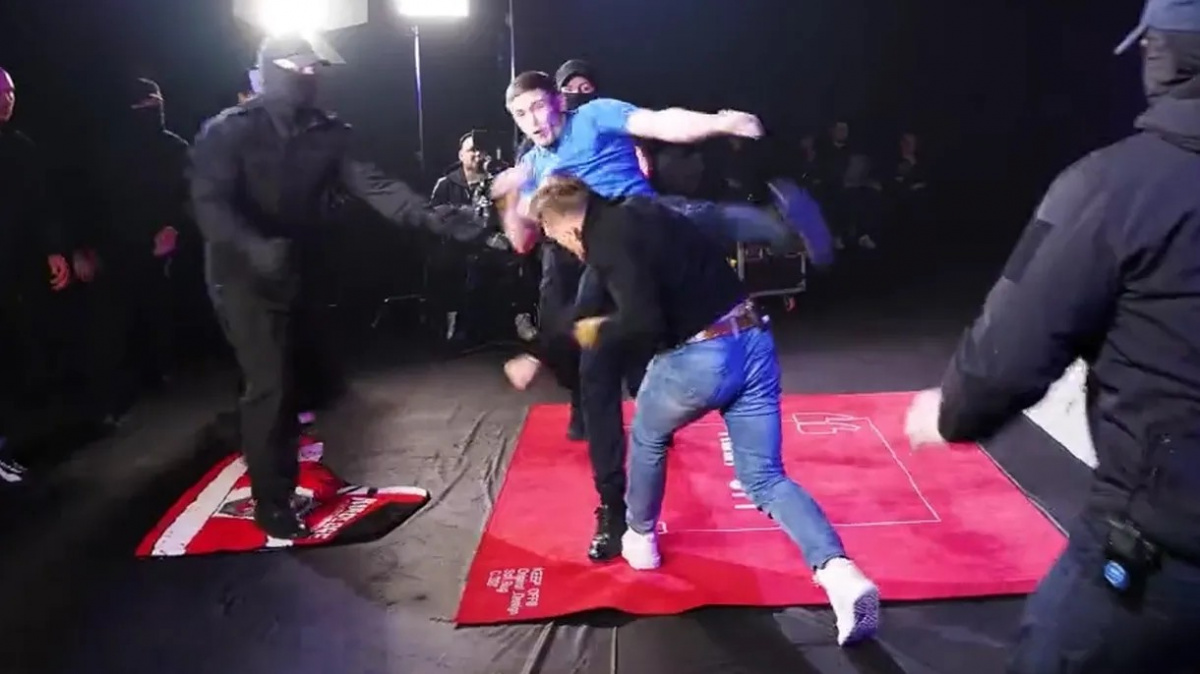 Jsou zápasy v kleci pasé? V Rusku jsou dál a bojují rovnou na tiskových konferencích