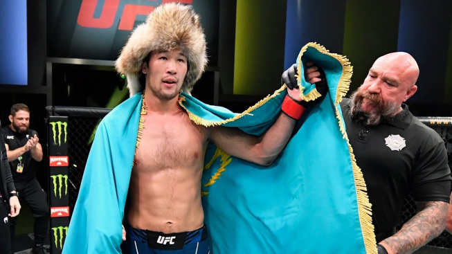 Neporažený Kazach dál řádí v UFC, když nechtěl soupeř bojovat na zemi, sestřelil ho kopem z otočky!