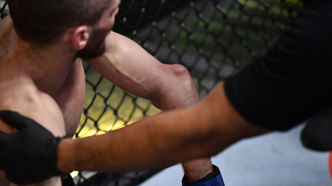 Úvod UFC turnaje přinesl ošklivé zranění i druhý nejrychlejší debut historie