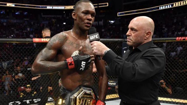 Adesanya se zastal komentátora Joe Rogana, který byl nařčen z rasismu