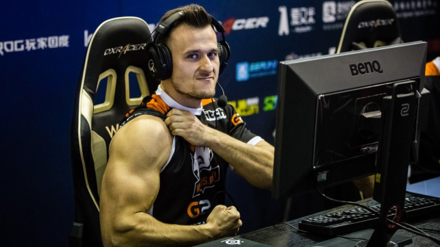 Slavný hráč CS:GO přesedlal na boj v kleci, soupeři kulturistovi zlomil očnici