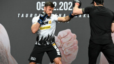 PashaBiceps předvádí trénink na lapách