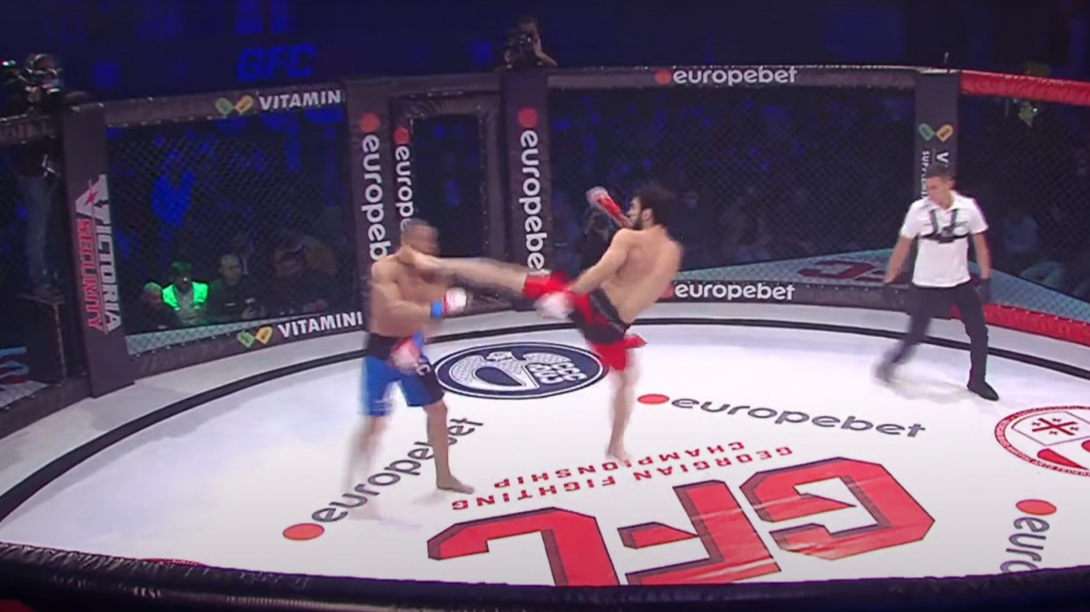 Video: KO roku? Gruzínec sestřelil Brazilce parádními "nůžkami"