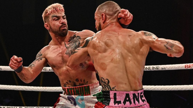 Bouřlivák Mike Perry opět úřadoval v boxu bez rukavic, bývalého kolegu z UFC poslal za necelou minutu do důchodu