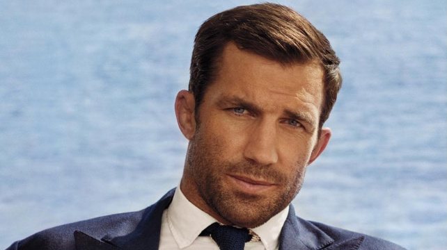 Pokud splní váhu a nevypije moc vína, můžeme si spolu zatancovat, vyzývá Rockhold požitkáře Costu