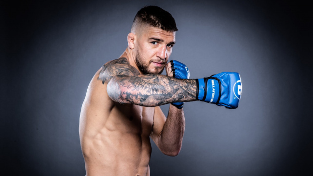 K obraně proti ruské agresi se přidal i neporažený šampion Bellatoru. Rusům doporučuje, ať nesledují domácí televizi