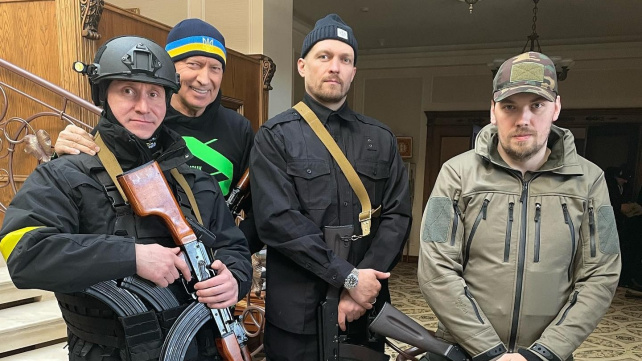 Šampion Usyk brání domov se zbraní v ruce: Nechci zabíjet, ale pokud nebudu mít jinou možnost...