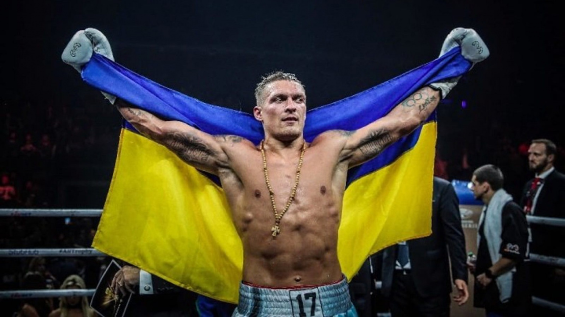 Boxérský šampion Oleksandr Usyk je v Česku! S ukrajinským týmem si v Hradci Králové zahraje fotbal