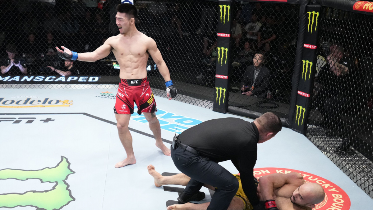 Číňan Song sestřelil Brazilce KO brutálním zvedákem přímo na bradu a řekl si o legendu