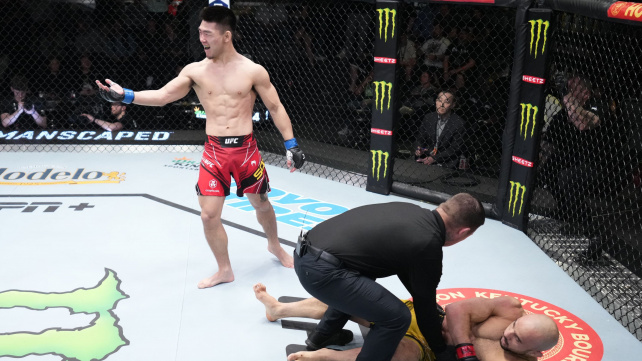 Číňan Song sestřelil Brazilce KO brutálním zvedákem přímo na bradu a řekl si o legendu