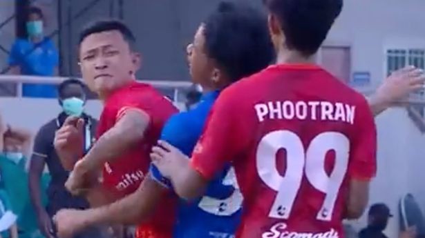 Tenhle Thajec by měl kopačky vyměnit za boxerky, soupeře na hřišti zákeřně knockoutoval