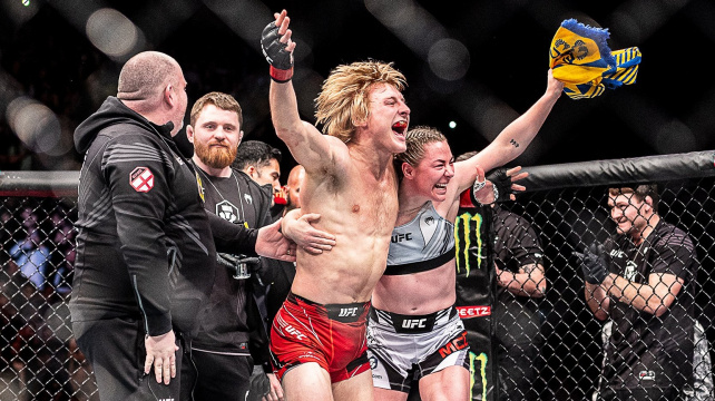 Britka se před domácím publikem hnala po KO. Povedlo se, brutální loket z otočky je kandidátem na knockout roku