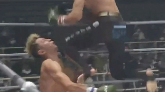 Japonec vypnul soupeře tak brutálním kolenem, až sám vypadl z ringu