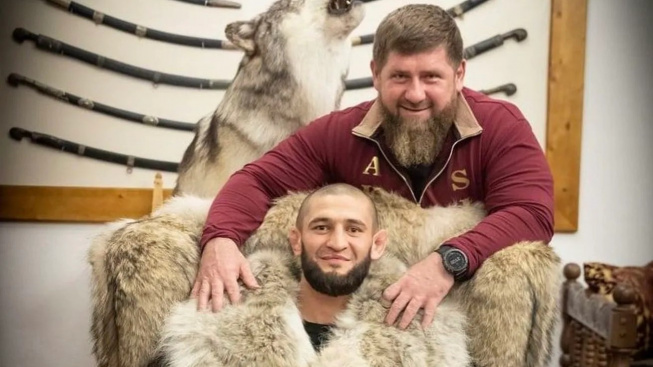 Video: Obtloustlý čečenský diktátor spolu se svými syny na žíněnce ničil hvězdu UFC Chimaeva