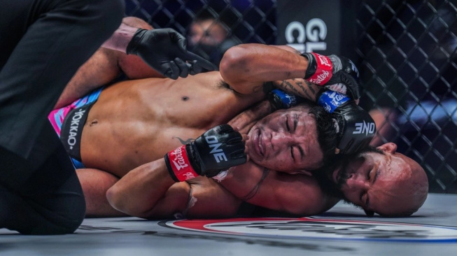 "Mighty mouse" se utkal s thaiboxerem Rodtangem v hybridním zápase a výsledek dopadl podle očekávání
