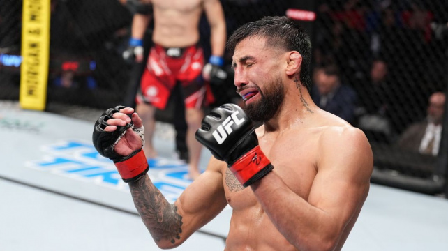 Rána z otočky a TKO. Syn amerických přistěhovalců protáhl svoji sérii neporazitelnosti