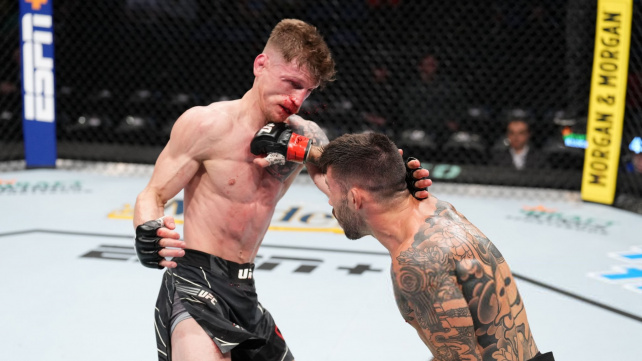 První prohra v UFC. Dvořák ukázal lví srdce, ale Brazilcův levý hák nadělal českému bojovníkovi velké problémy