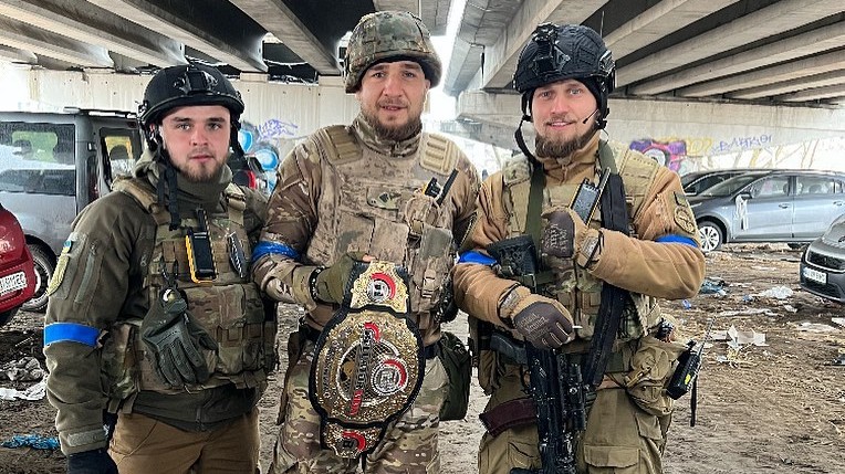 Pomáhal bránit své město před ruskou invazí, teď neporažený šampion Amosov opět válel v kleci