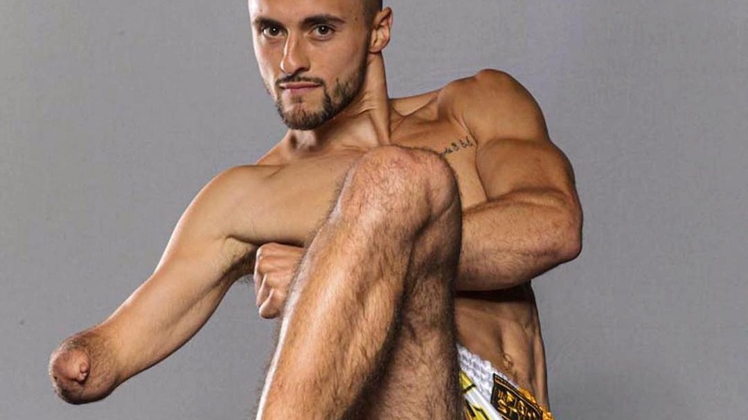 Jednoruký thaiboxer rozkopal soupeři nohu a zvítězil na TKO. Jaký je jeho recept na úspěch?