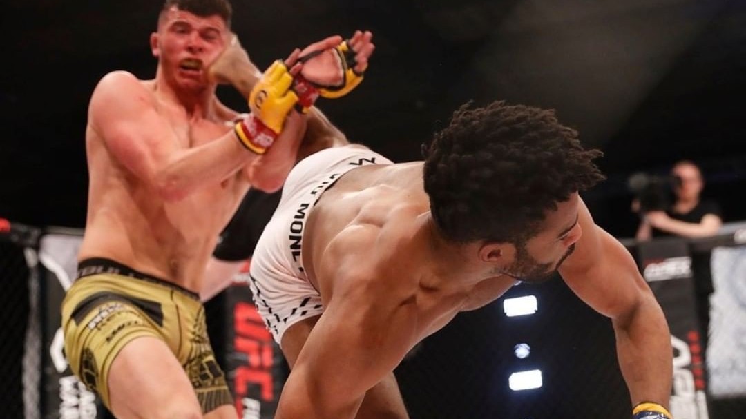 Jako když kopne kůň! MMA bojovník trefil soupeře kopem z otočky a poslal jej v bezvědomí na zem