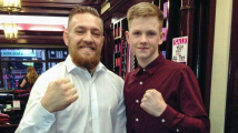 Conor McGregor a mladý Ian Garry, toho času brigádník v obchodě s obleky, nyní taktéž bojovník UFC