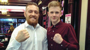 Být McGregor není sakra žádný plán, napsala mu máma, když sekl se školou. Teď mladík válí v UFC