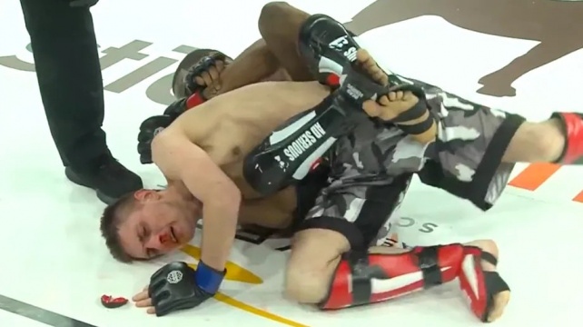 Jen pro otrlé! Bojovník odmítl odklepat a ruka to nevydržela